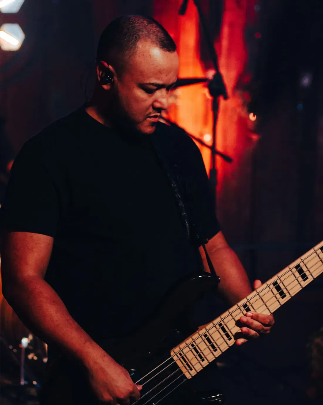 Denis Silva é baixista profissional com mais de 25 anos de carreira. Começou sua trajetória musical aos 8 anos, tocando violão, e logo se interessou pelo contrabaixo, aprendendo de forma autodidata.